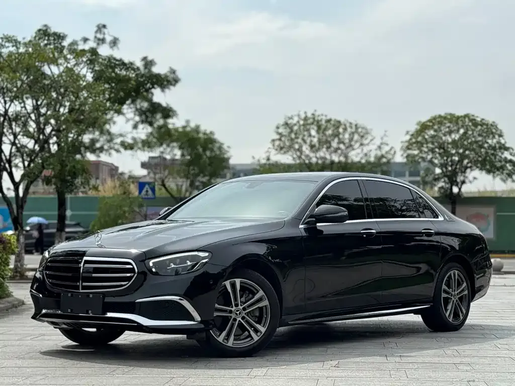 Mercedes-Benz E-Class — фото 1