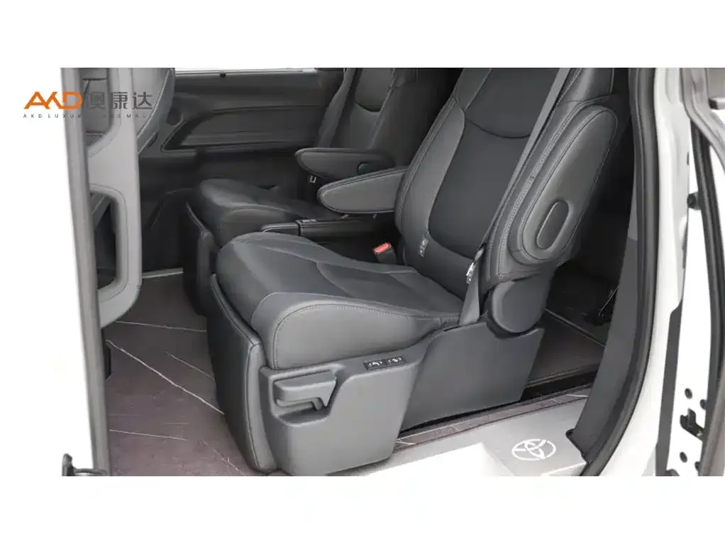 Toyota Sienna — фото 9