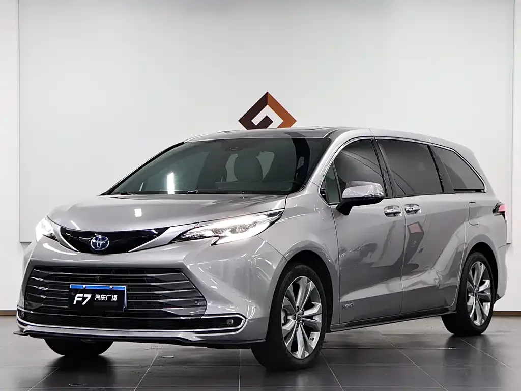 Toyota Sienna — фото 1
