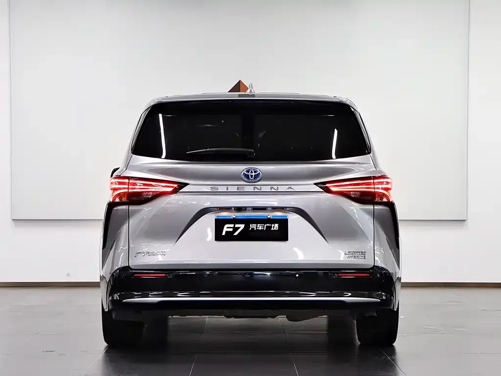 Toyota Sienna — фото 9