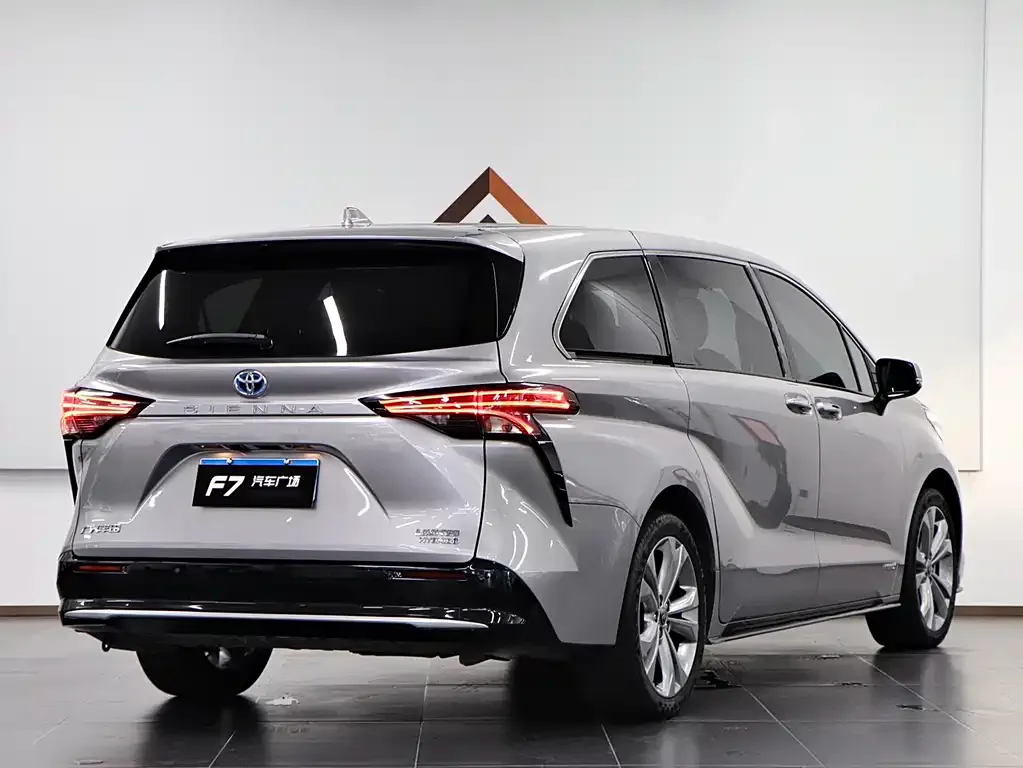 Toyota Sienna — фото 4