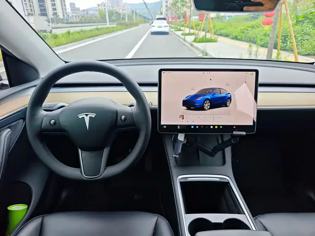 Tesla Model Y — фото 7