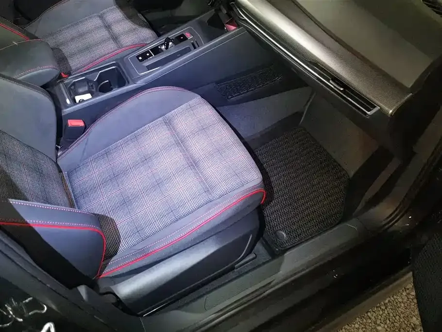 Volkswagen Golf GTI — фото 10