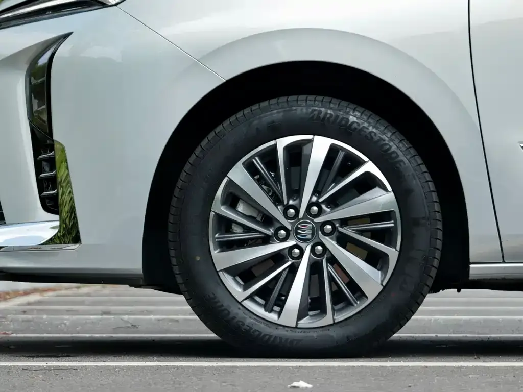 Buick GL8 Hybrid — фото 10