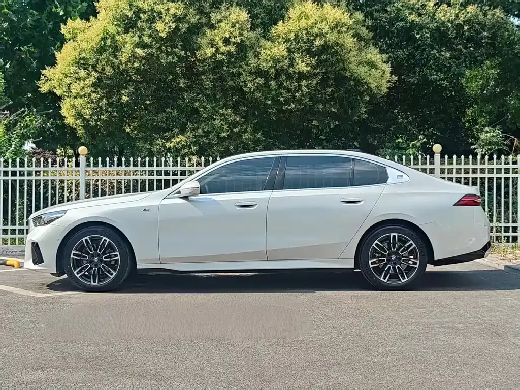 BMW 5 Series — фото 9