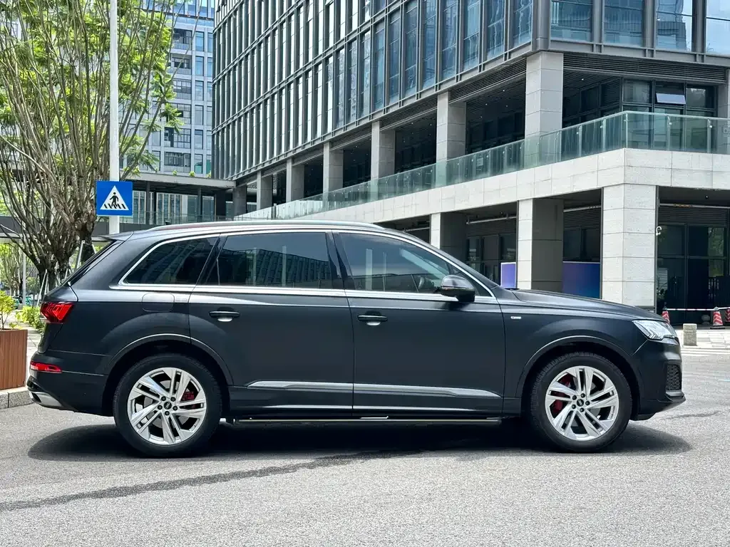 Audi Q7 2021 из CN, фото 10