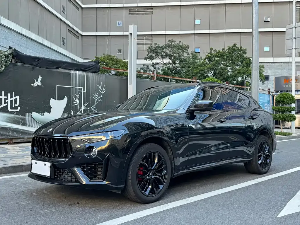 Maserati Levante — фото 1