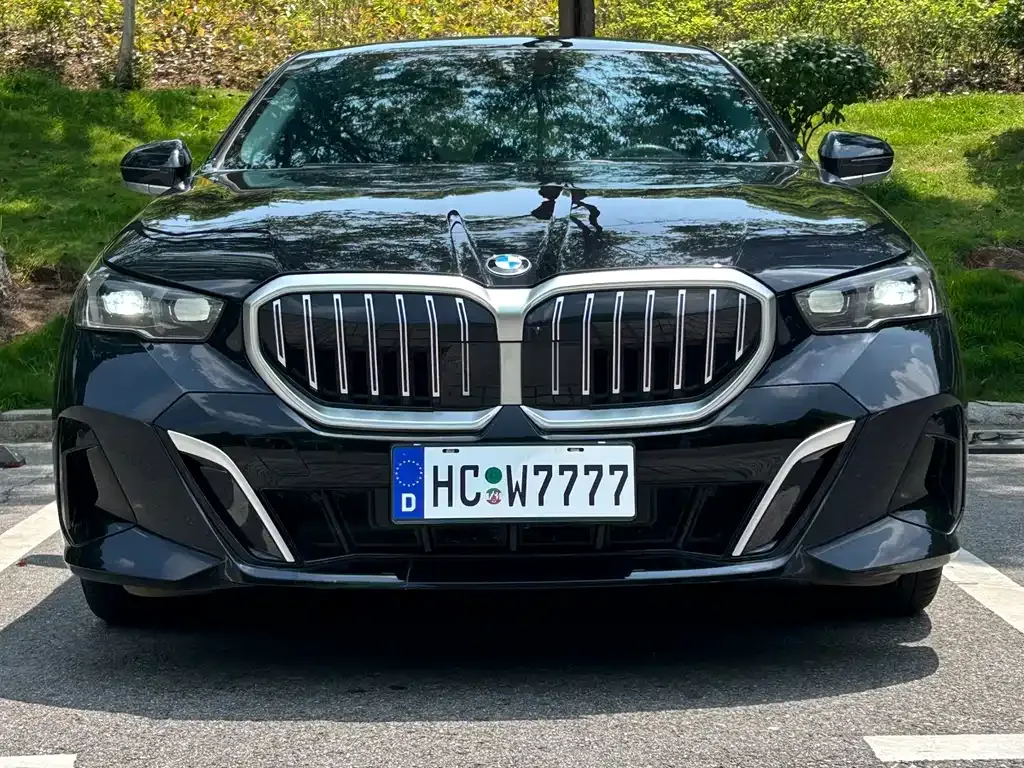 BMW 5 Series — фото 1