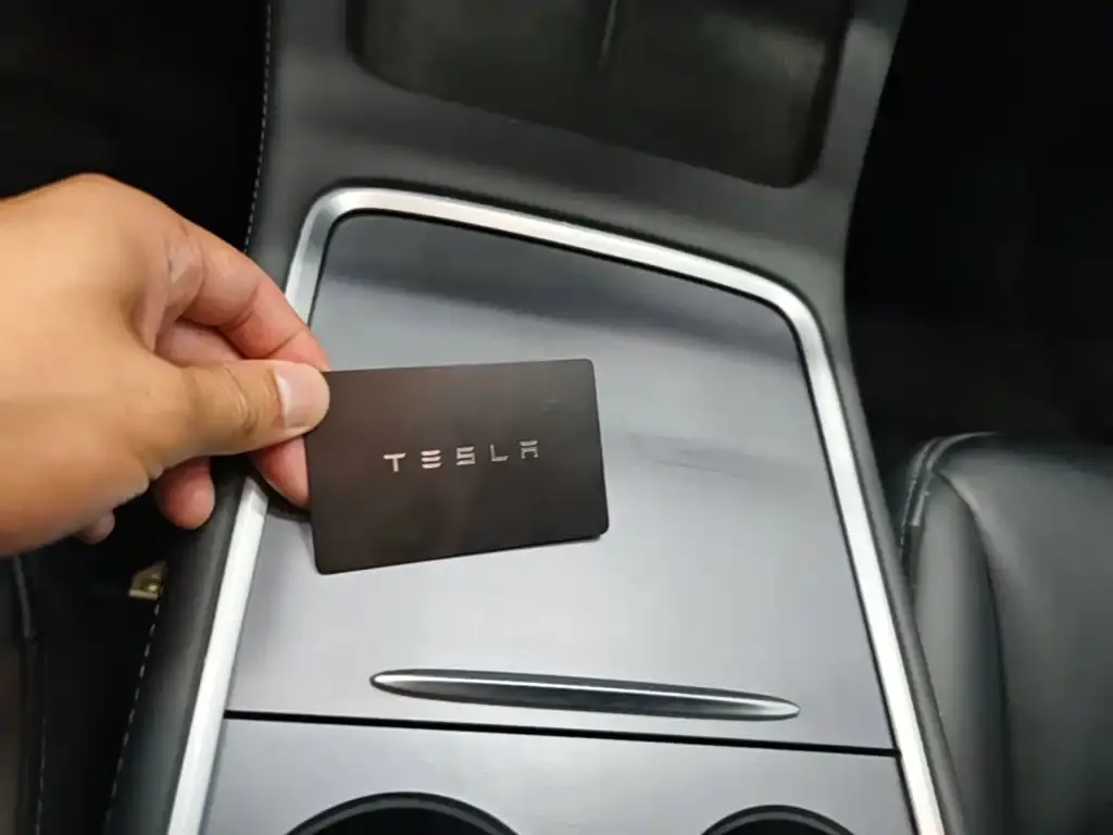 Tesla Model 3 — фото 2