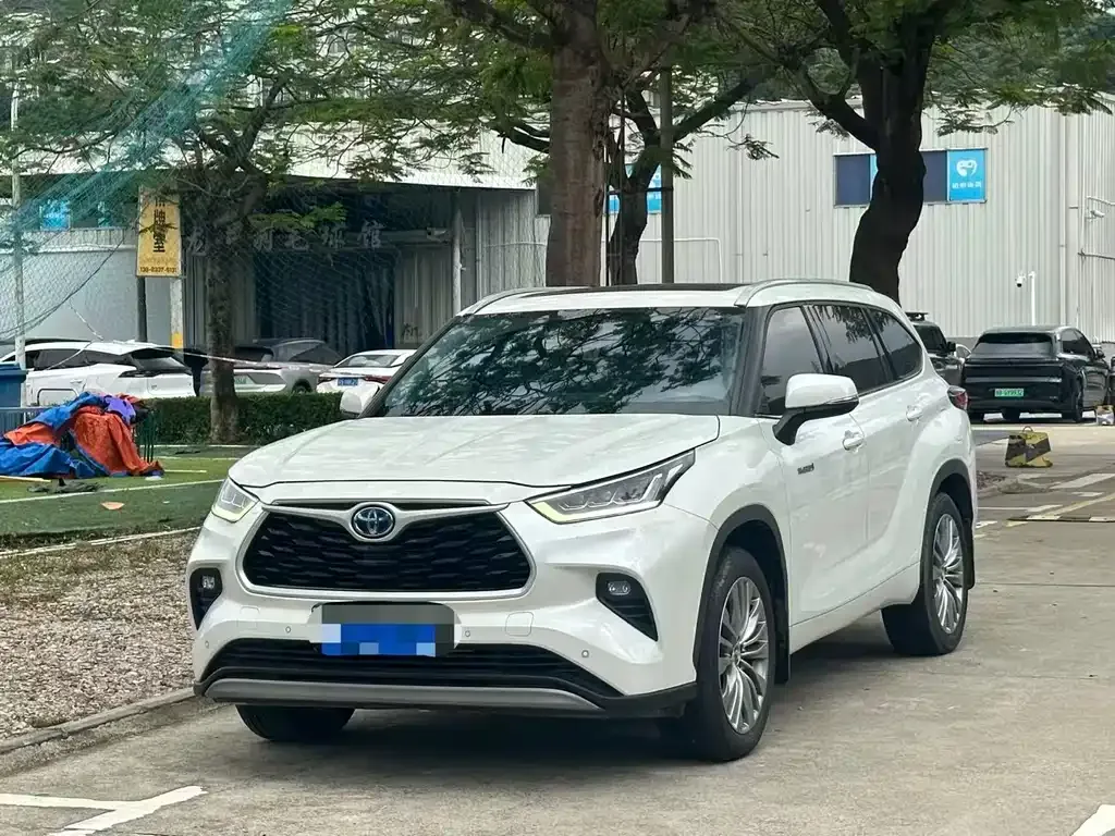 Toyota Highlander — фото 1