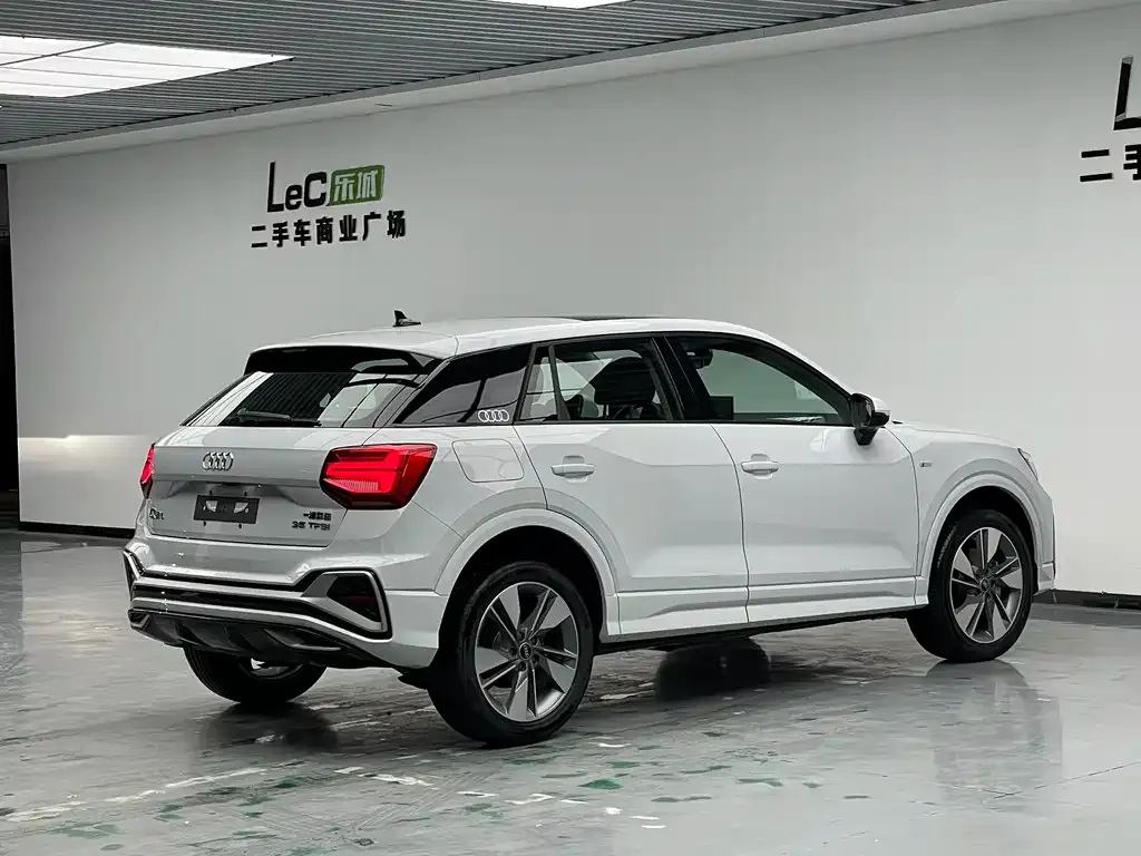 Audi Q2L — фото 5