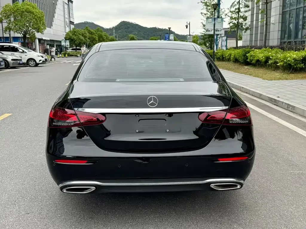 Mercedes-Benz E-Class — фото 2