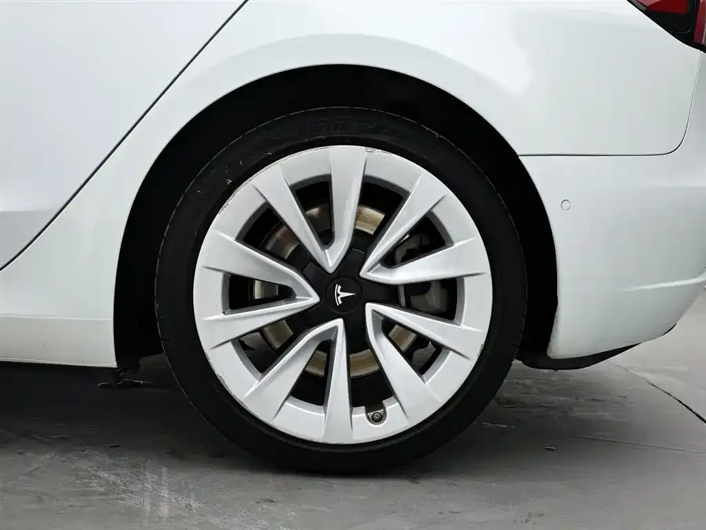 Tesla Model 3 — фото 3
