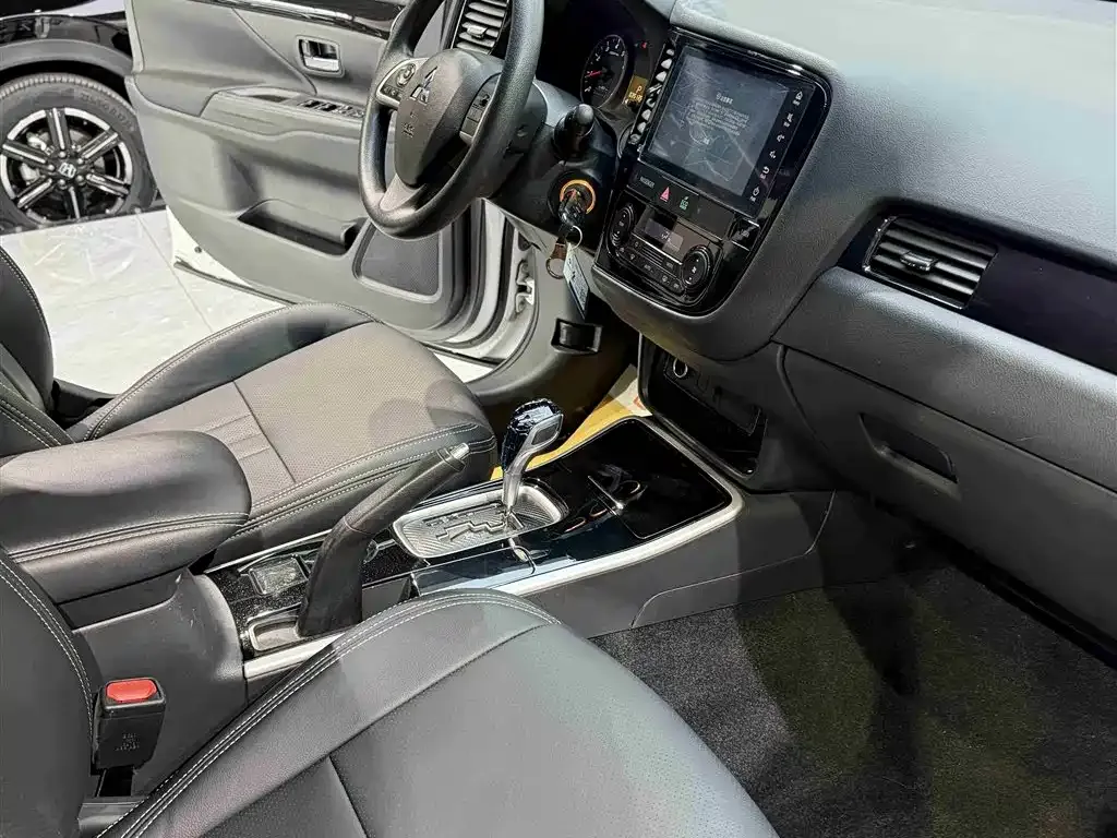 Mitsubishi Outlander — фото 10