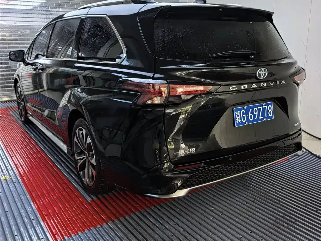Toyota Granvia — фото 7