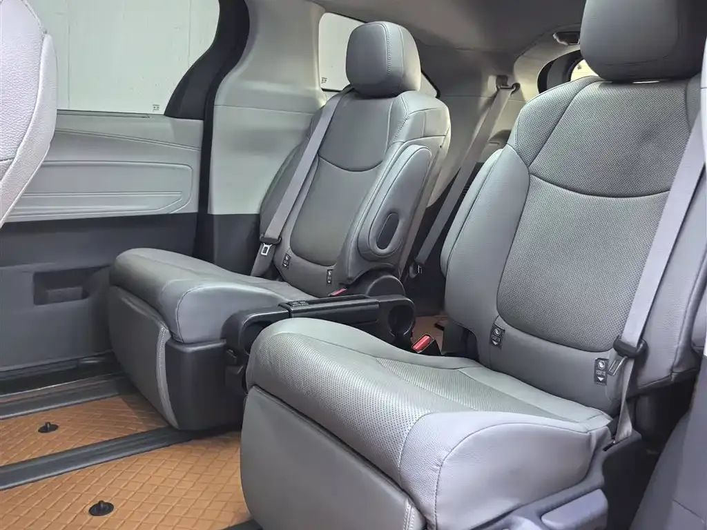 Toyota Granvia — фото 3