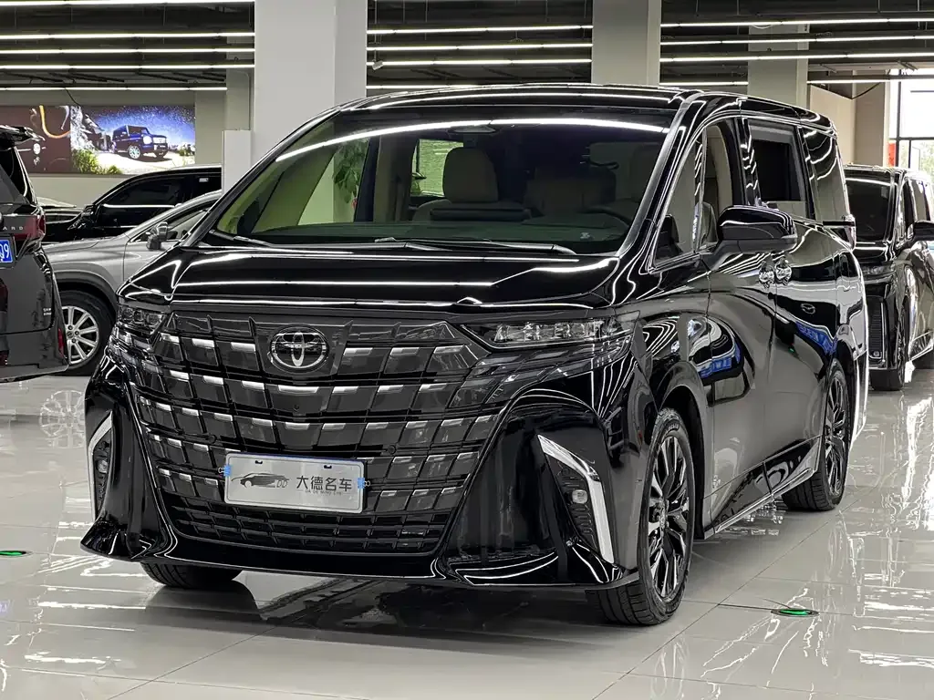 Toyota Alphard — фото 1