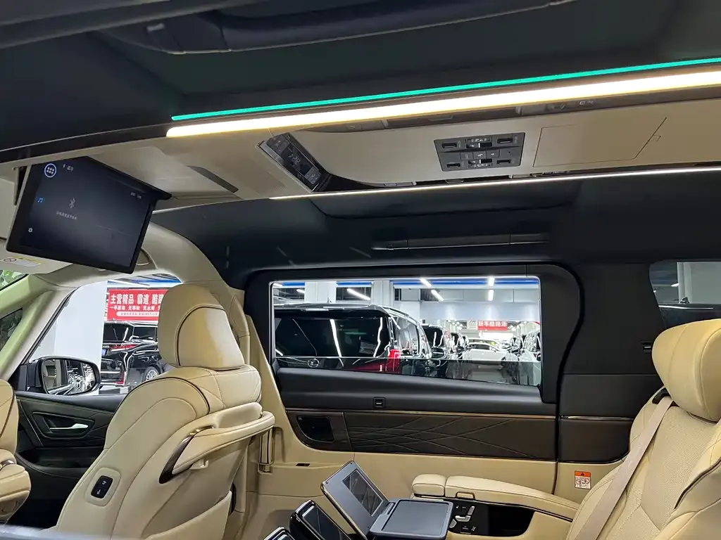 Toyota Alphard — фото 2
