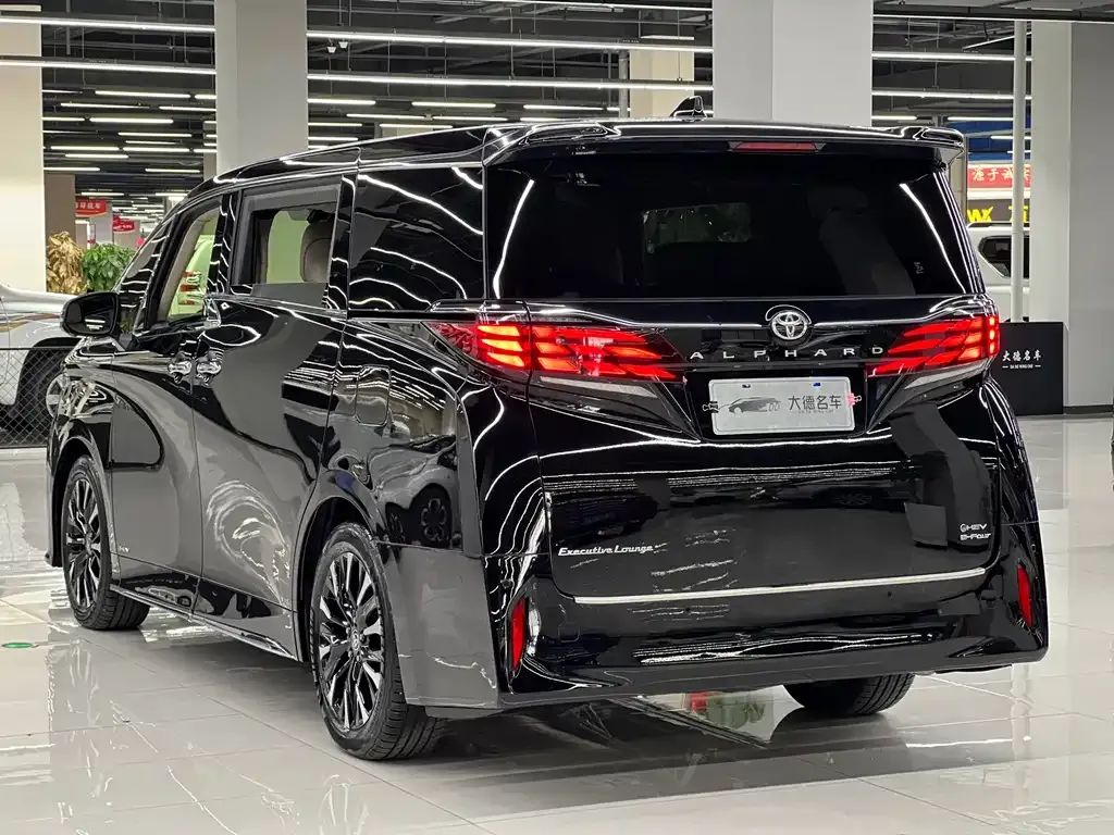Toyota Alphard — фото 9