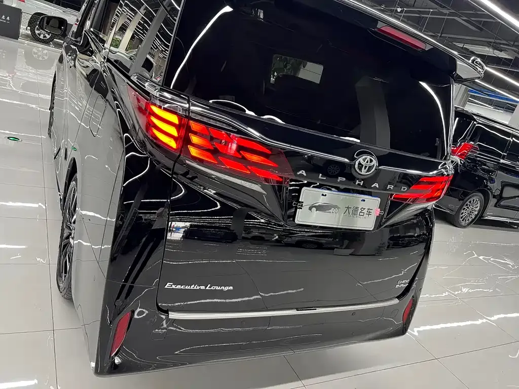 Toyota Alphard — фото 8