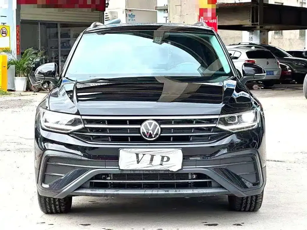 Volkswagen Tiguan L — фото 1