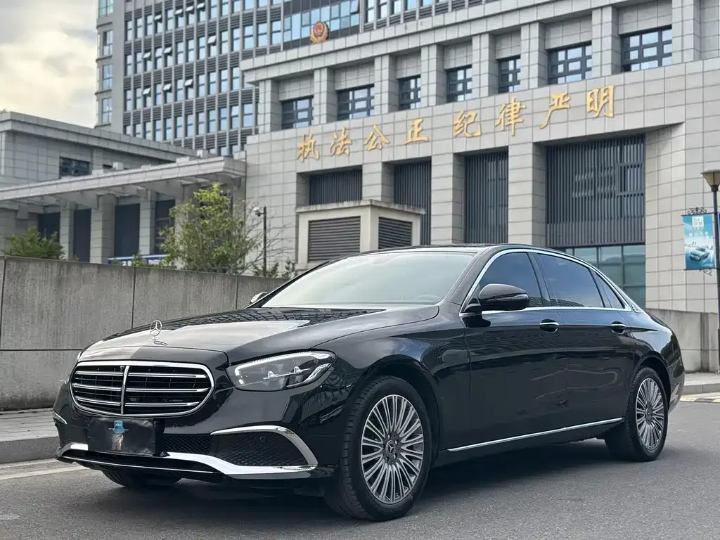 Mercedes-Benz E-Class — фото 1