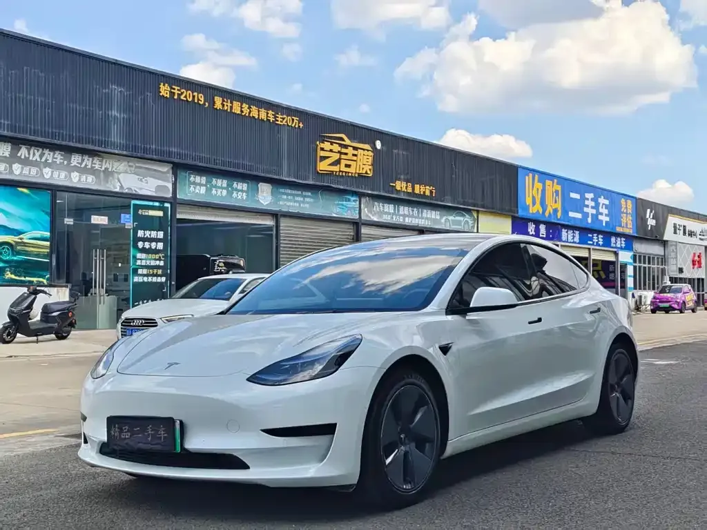 Tesla Model 3 — фото 1