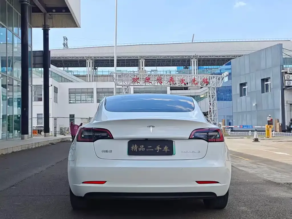 Tesla Model 3 — фото 10