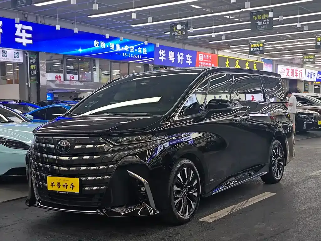 Toyota Alphard — фото 1