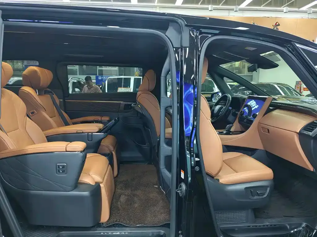 Toyota Alphard — фото 6