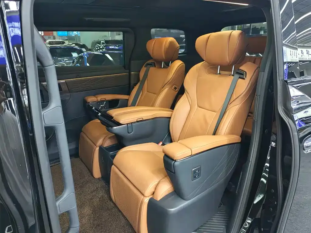 Toyota Alphard — фото 2