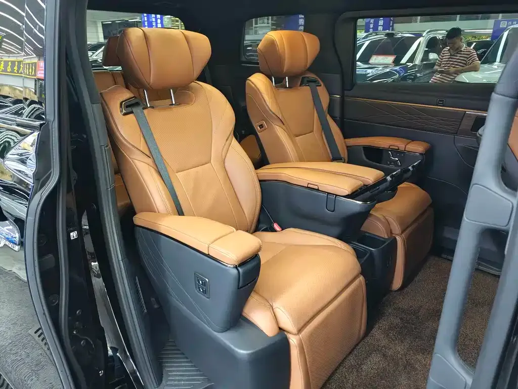 Toyota Alphard — фото 8