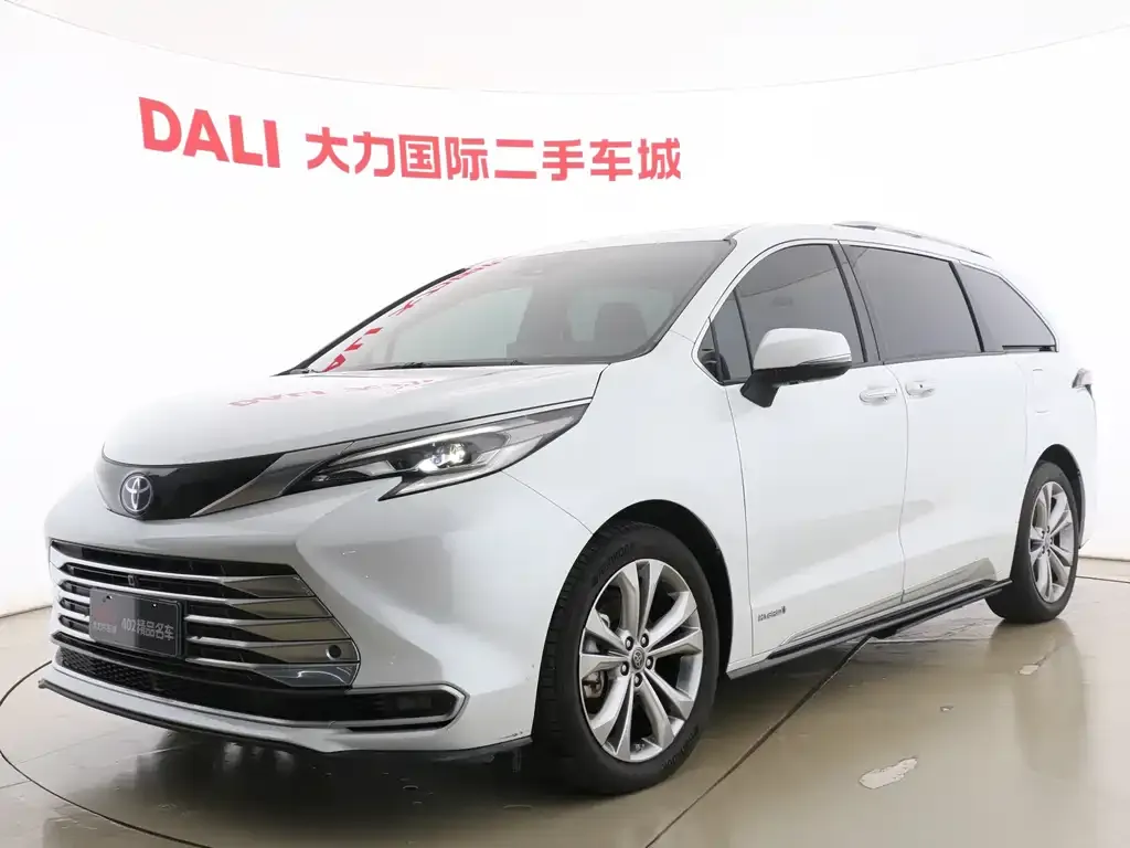 Toyota Sienna — фото 1