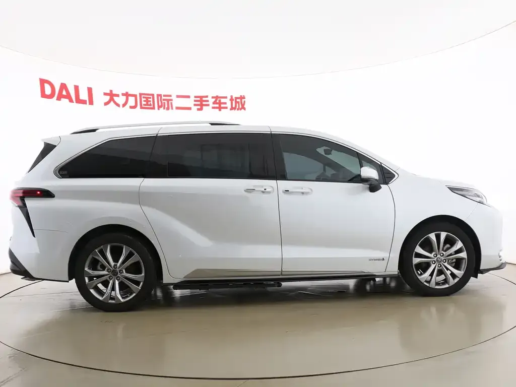 Toyota Sienna — фото 7