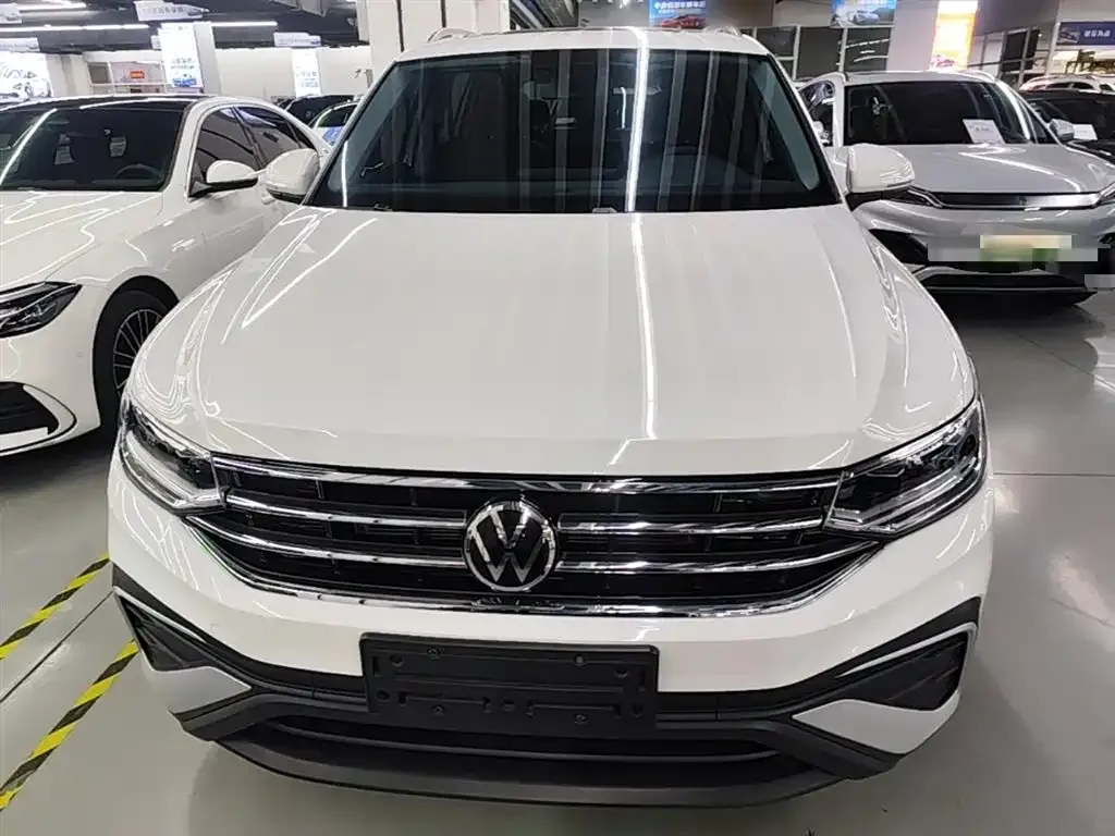 Volkswagen Tiguan L — фото 9