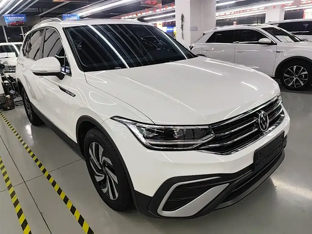 Volkswagen Tiguan L — фото 8