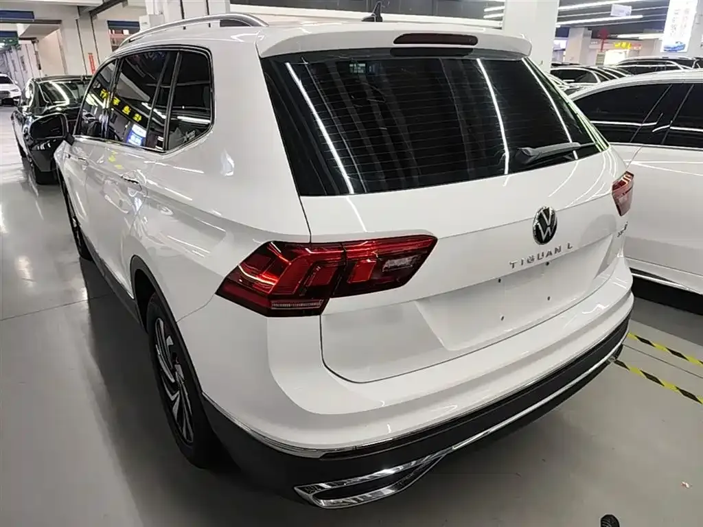 Volkswagen Tiguan L — фото 10