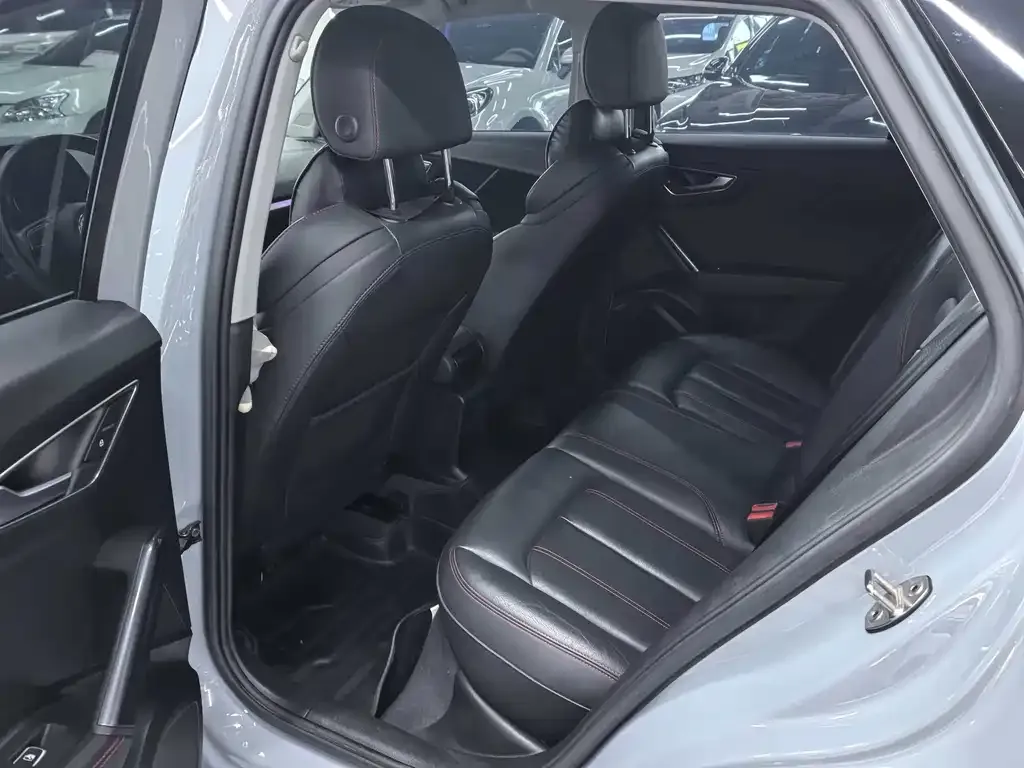 Audi Q2L — фото 2