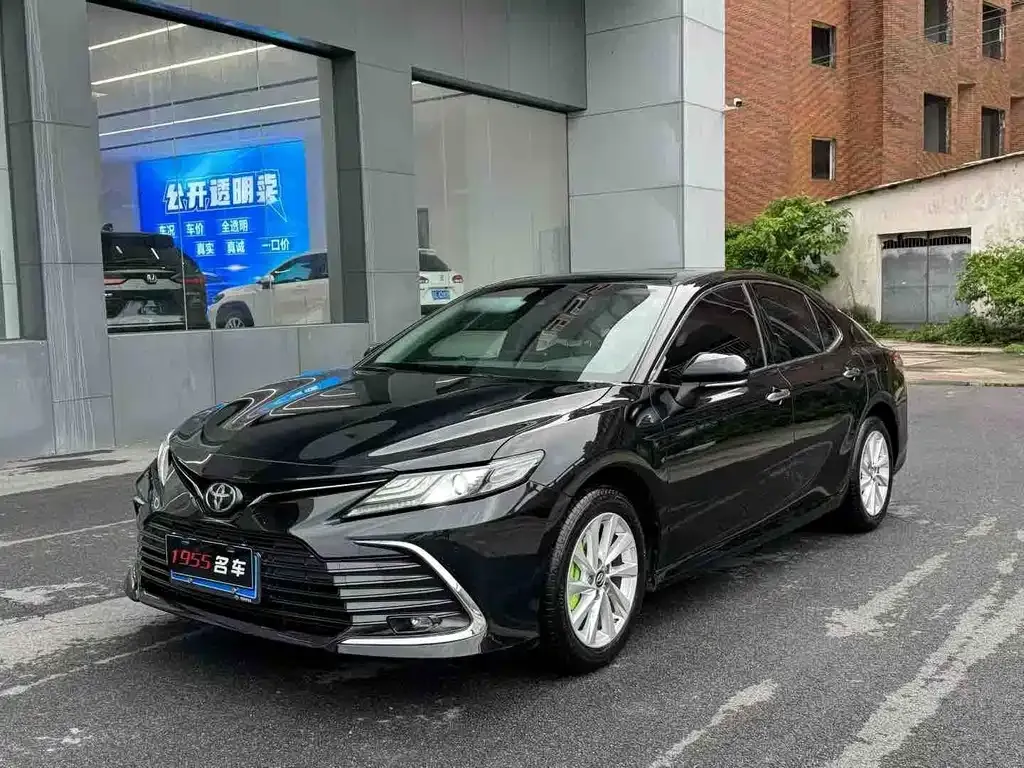 Toyota Camry — фото 1