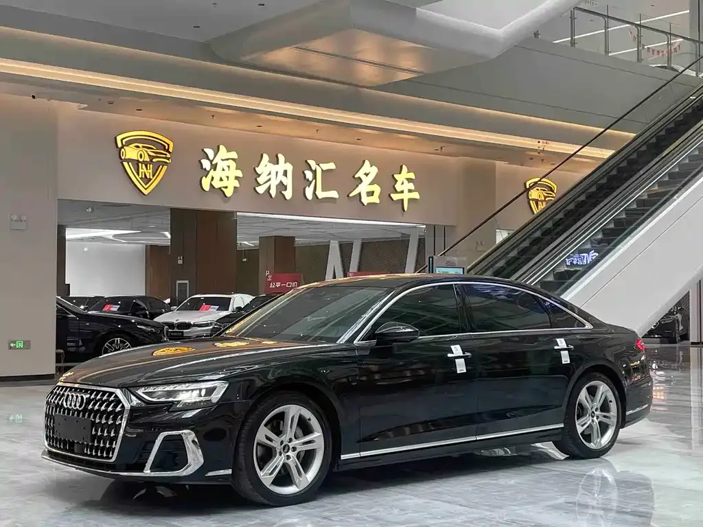 Audi A8 — фото 1