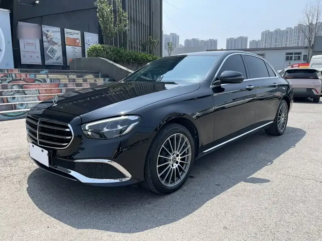 Mercedes-Benz E-Class — фото 1
