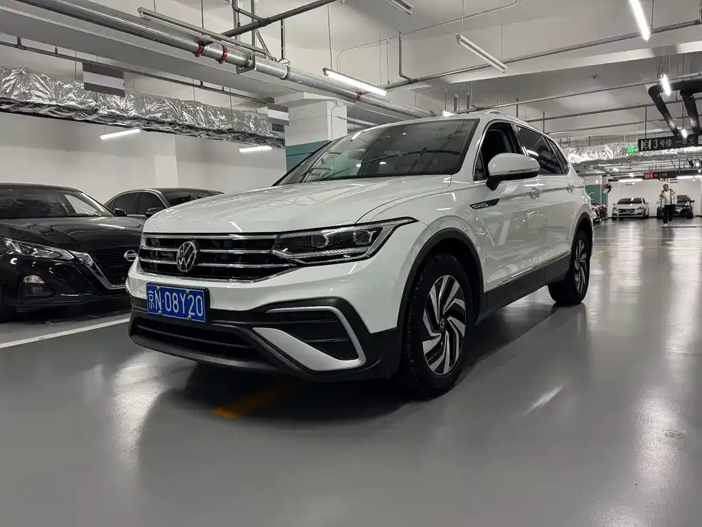 Volkswagen Tiguan L — фото 1