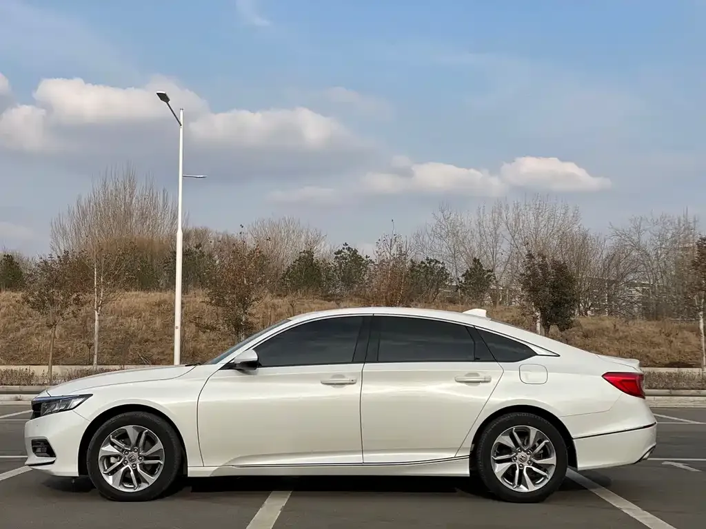Honda Accord — фото 8