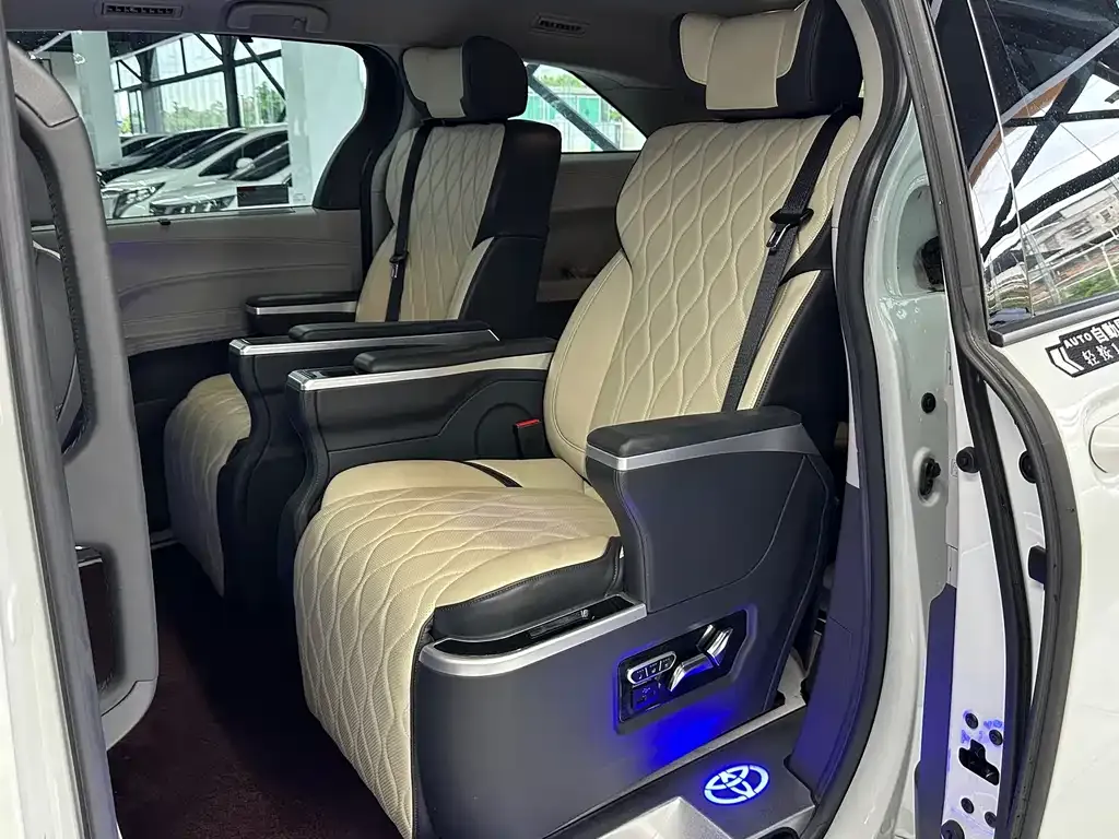 Toyota Sienna — фото 10