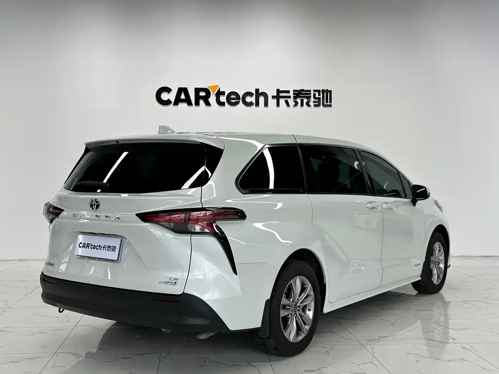 Toyota Sienna — фото 2