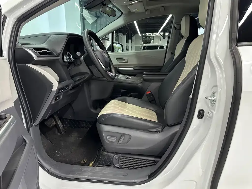 Toyota Sienna — фото 8