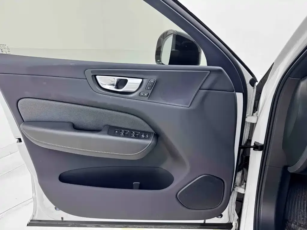 Volvo XC60 — фото 10