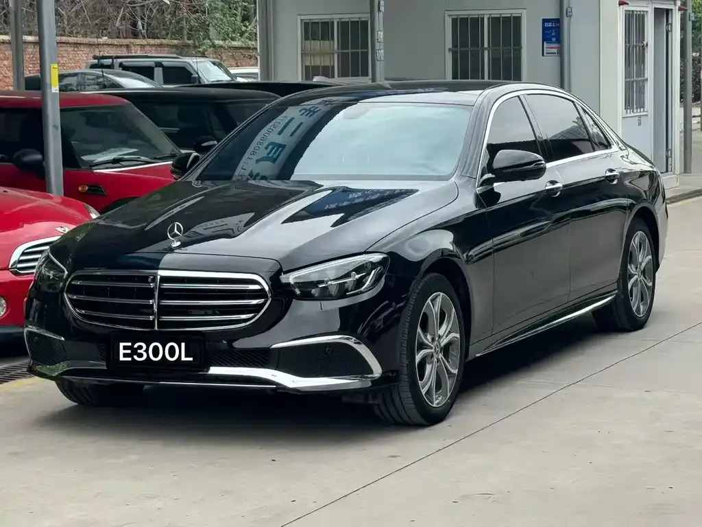 Mercedes-Benz E-Class — фото 1