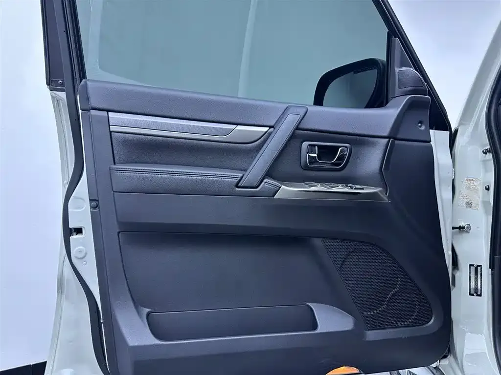 Mitsubishi Pajero (Import) 2024 из CN, фото 2