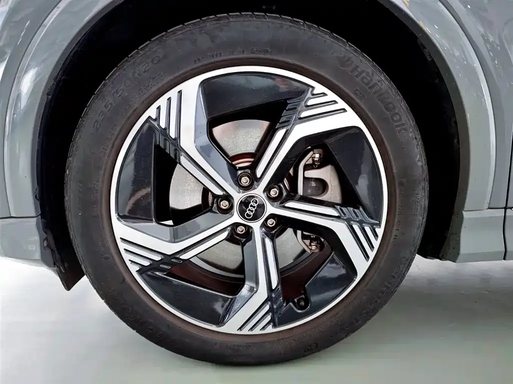 Audi Q4 e-tron — фото 10
